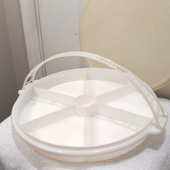 Tupperware 12" Round Veggie Carrier With Lid - Picture 3 of 4
